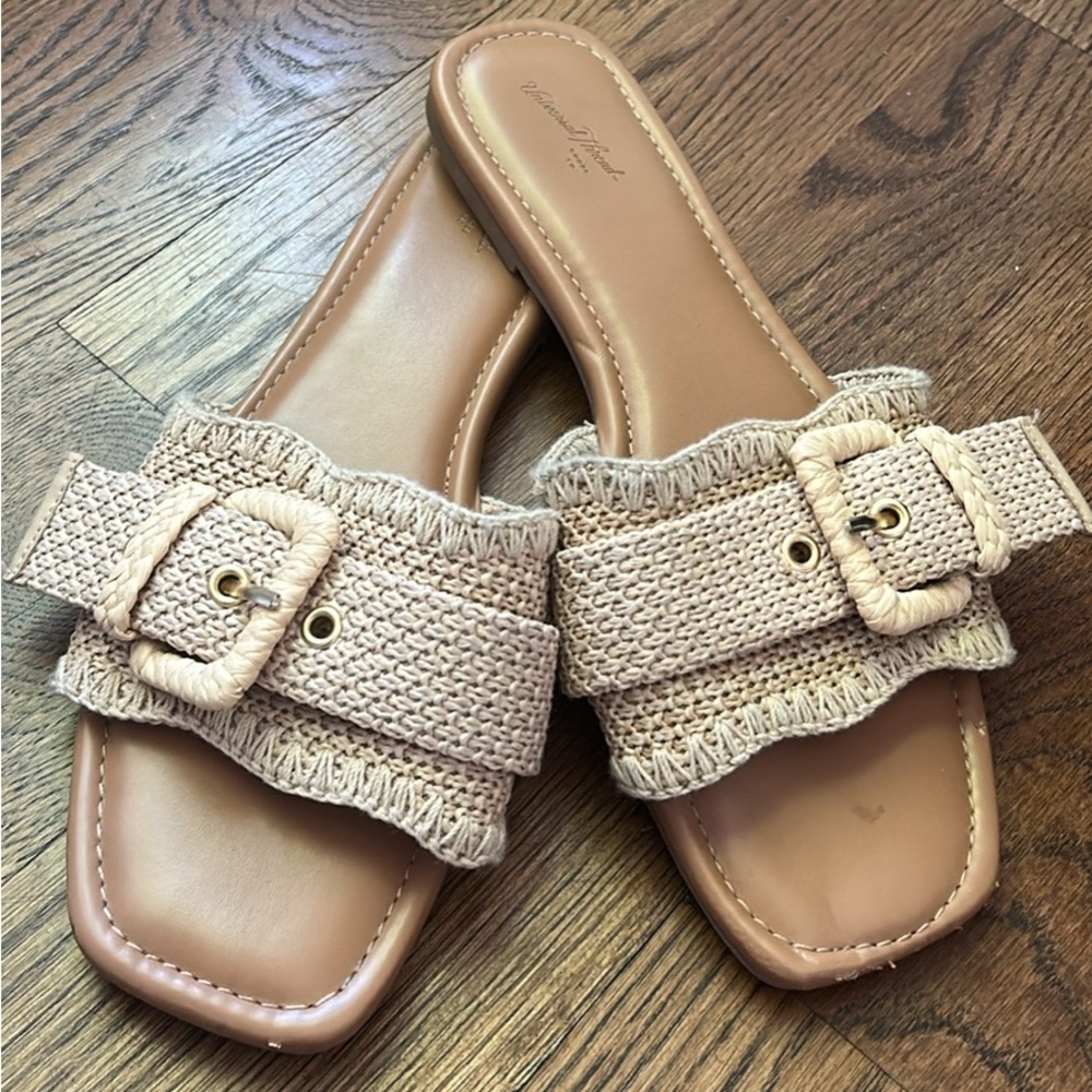 Universal thread raffia sandals